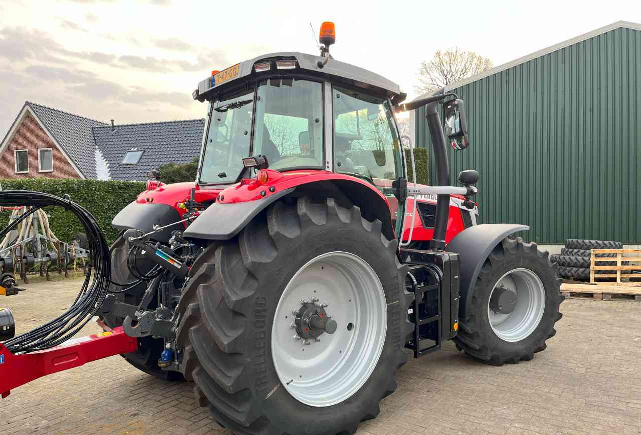 Massey Ferguson 7S.210 Dyna-VT Exclusive Tractoren - Τρακτέρ: φωτογραφία 4 Massey Ferguson 7S.210 Dyna-VT Exclusive Tractoren - Τρακτέρ: φωτογραφία 4