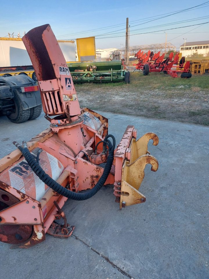 Freza zapada/Snow blower Assaloni pentru Buldoexcavator/Bobcat/Incatcator frontal - Φυσητήρας χιονιού για Κατασκευή μηχανήματα: φωτογραφία 2 Freza zapada/Snow blower Assaloni pentru Buldoexcavator/Bobcat/Incatcator frontal - Φυσητήρας χιονιού για Κατασκευή μηχανήματα: φωτογραφία 2