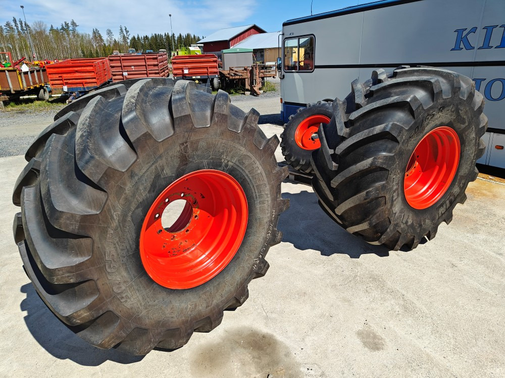 Mammuttirenkaat 750/65R26 ja 360/80-20 Claas 58S leikkuupuimuriin vanteilla, todella hyväkuntoiset! - Πλήρης τροχός για Άλλα μηχανήματα: φωτογραφία 3 Mammuttirenkaat 750/65R26 ja 360/80-20 Claas 58S leikkuupuimuriin vanteilla, todella hyväkuntoiset! - Πλήρης τροχός για Άλλα μηχανήματα: φωτογραφία 3
