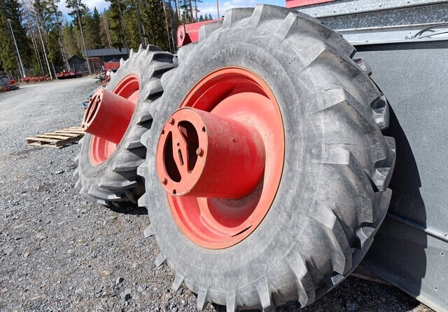 Taurus Paripyörät 18.4R38 todella hyväkuntoiset Fendt Farmer 312LSA sopivat - Πλήρης τροχός για Γεωργικά μηχανήματα: φωτογραφία 1 Taurus Paripyörät 18.4R38 todella hyväkuntoiset Fendt Farmer 312LSA sopivat - Πλήρης τροχός για Γεωργικά μηχανήματα: φωτογραφία 1