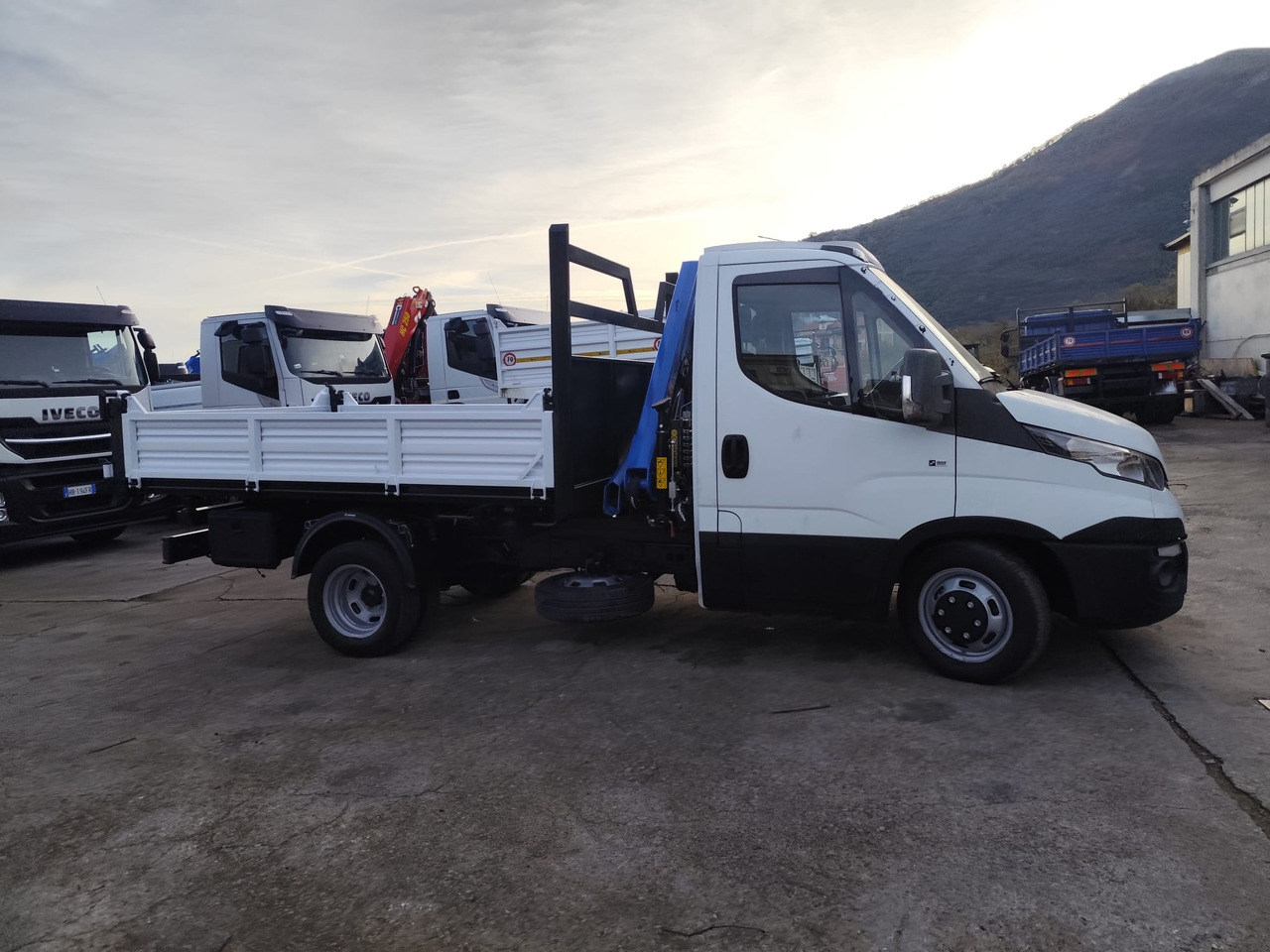 IVECO DAILY 35C15 - Φορτηγό με γερανό, Όχημα με ανατρεπομενη καροτσα: φωτογραφία 5 IVECO DAILY 35C15 - Φορτηγό με γερανό, Όχημα με ανατρεπομενη καροτσα: φωτογραφία 5
