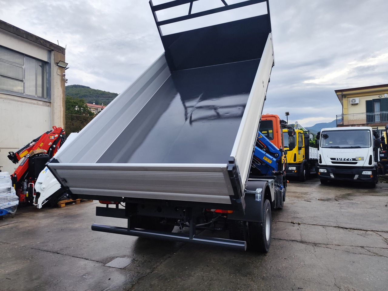 IVECO EUROCARGO 120-90L - Φορτηγό με γερανό, Φορτηγό ανατρεπόμενο: φωτογραφία 2 IVECO EUROCARGO 120-90L - Φορτηγό με γερανό, Φορτηγό ανατρεπόμενο: φωτογραφία 2