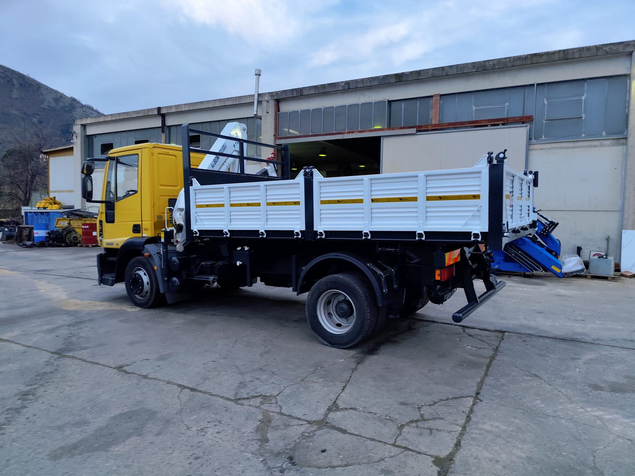 Φορτηγό με γερανό, Φορτηγό ανατρεπόμενο IVECO EUROCARGO 120E28P: φωτογραφία 33 Φορτηγό με γερανό, Φορτηγό ανατρεπόμενο IVECO EUROCARGO 120E28P: φωτογραφία 33