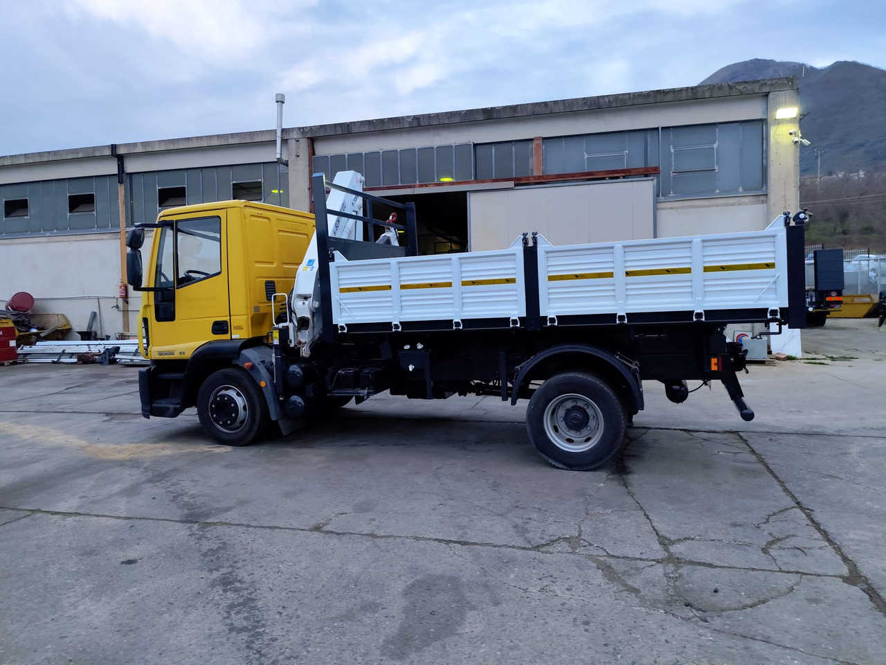 Φορτηγό με γερανό, Φορτηγό ανατρεπόμενο IVECO EUROCARGO 120E28P: φωτογραφία 32 Φορτηγό με γερανό, Φορτηγό ανατρεπόμενο IVECO EUROCARGO 120E28P: φωτογραφία 32