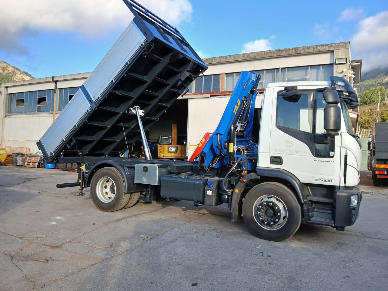 IVECO EUROCARGO 180-320 - Φορτηγό με γερανό: φωτογραφία 1 IVECO EUROCARGO 180-320 - Φορτηγό με γερανό: φωτογραφία 1