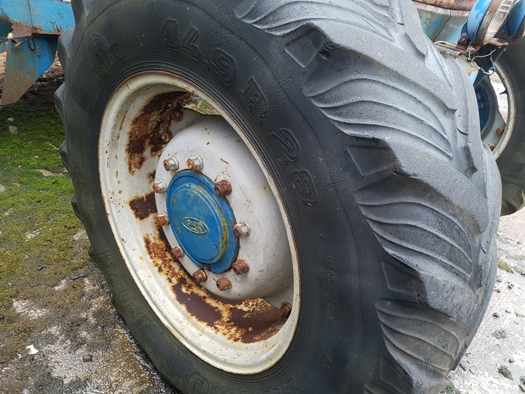 Ford 8210 - Τρακτέρ: φωτογραφία 4 Ford 8210 - Τρακτέρ: φωτογραφία 4