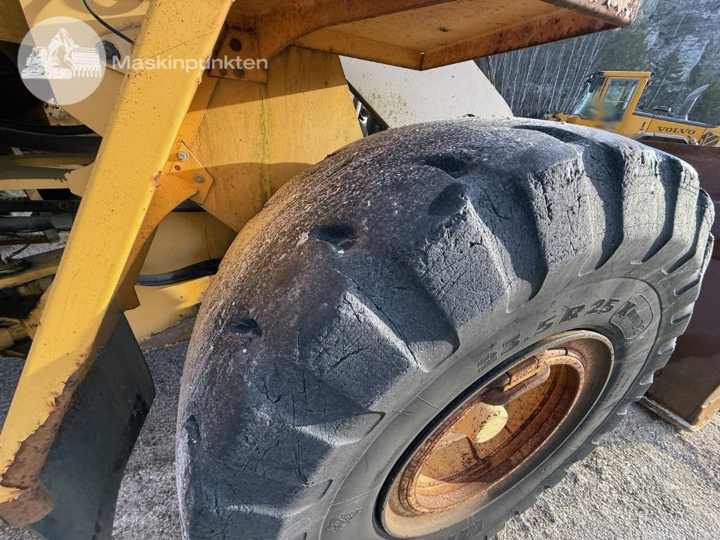 Ελαστιχοφόρος φορτωτής Volvo L 120 C: φωτογραφία 43