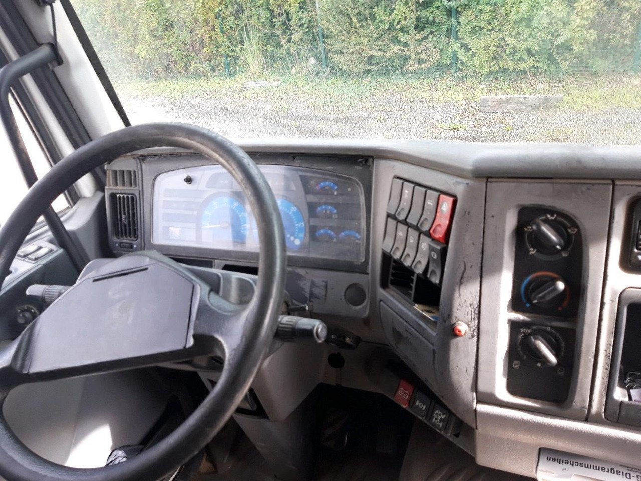 Φορτηγό βυτιοφόρο RENAULT MIDLUM CITERNE 7500: φωτογραφία 11 Φορτηγό βυτιοφόρο RENAULT MIDLUM CITERNE 7500: φωτογραφία 11