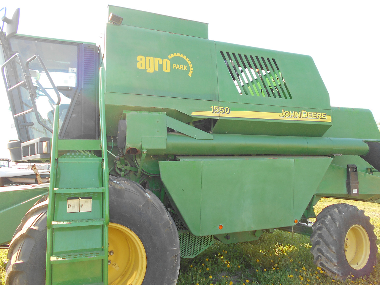 John Deere 1550 - Θεριζοαλωνιστική μηχανή: φωτογραφία 2 John Deere 1550 - Θεριζοαλωνιστική μηχανή: φωτογραφία 2
