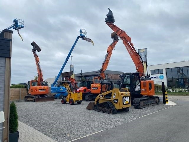 Ελαστιχοφόρος φορτωτής Kubota R 065: φωτογραφία 32