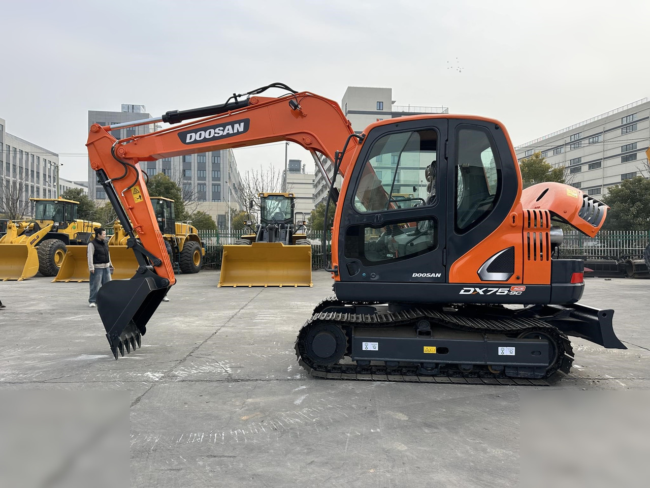 DOOSAN DX75-9CN - Ερπυστριοφόρος εκσκαφέας: φωτογραφία 1 DOOSAN DX75-9CN - Ερπυστριοφόρος εκσκαφέας: φωτογραφία 1
