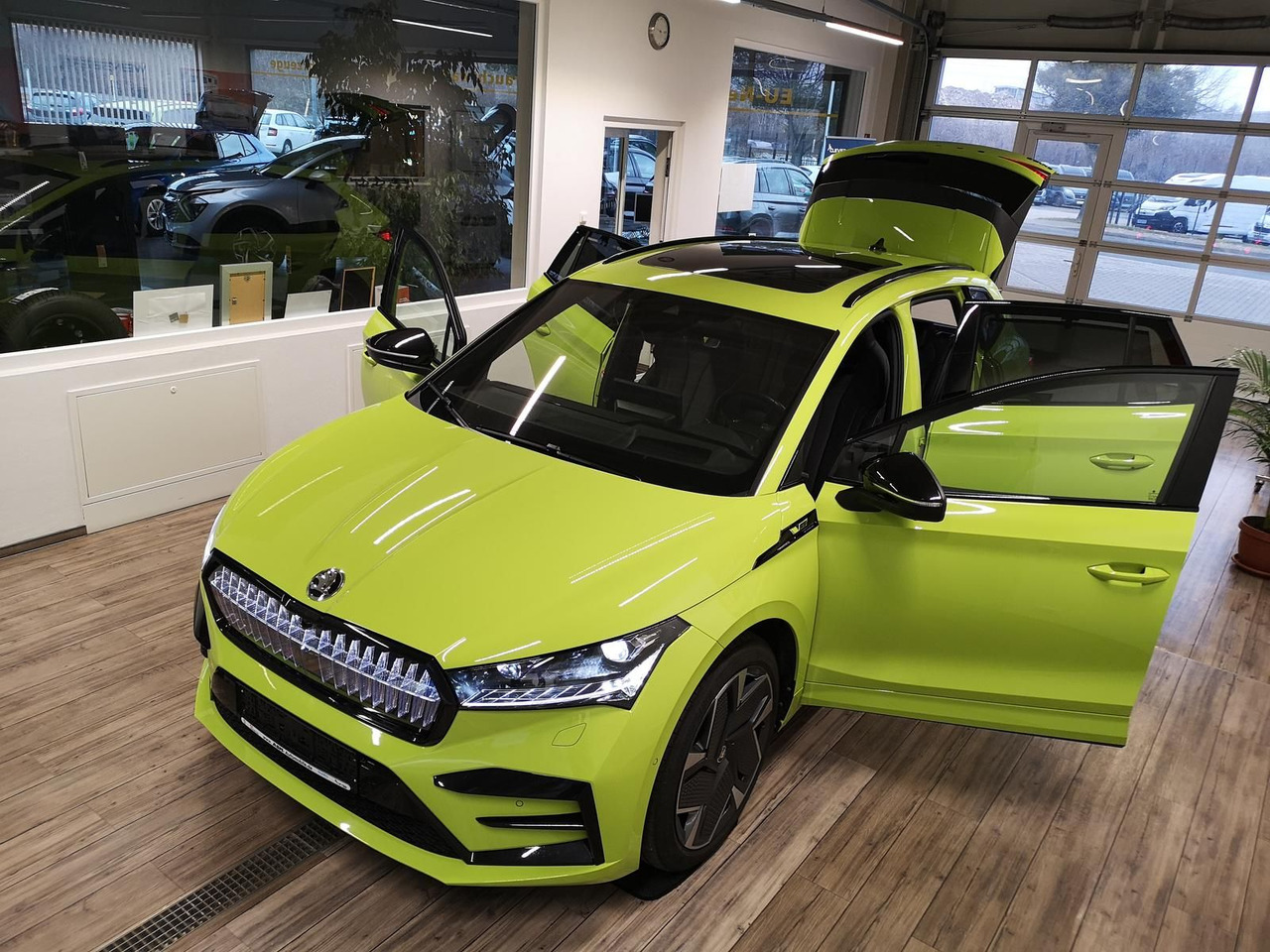 Skoda Enyaq iV RS 220 kW*PSD*AHK*virt.Pedal*360°Kamera - SUV: φωτογραφία 2 Skoda Enyaq iV RS 220 kW*PSD*AHK*virt.Pedal*360°Kamera - SUV: φωτογραφία 2