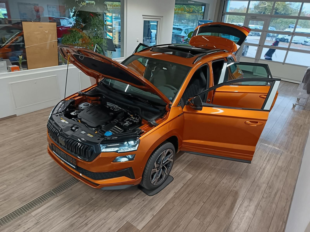 Skoda Karoq Sportline 2,0 TDI DSG 4x4*AHK*PSD*STD.HZG* - SUV: φωτογραφία 2 Skoda Karoq Sportline 2,0 TDI DSG 4x4*AHK*PSD*STD.HZG* - SUV: φωτογραφία 2