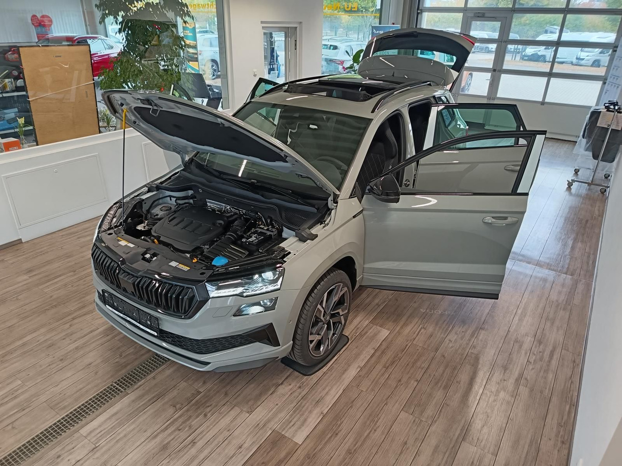 Skoda Karoq Sportline 2,0 TDI DSG 4x4*AHK*PSD*STD.HZG* - SUV: φωτογραφία 2 Skoda Karoq Sportline 2,0 TDI DSG 4x4*AHK*PSD*STD.HZG* - SUV: φωτογραφία 2