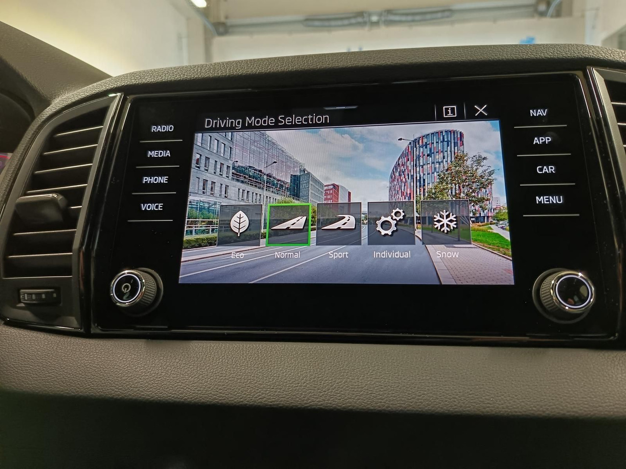 SUV Skoda Karoq Sportline 2,0 TDI DSG 4x4*AHK*PSD*STD.HZG*: φωτογραφία 15 SUV Skoda Karoq Sportline 2,0 TDI DSG 4x4*AHK*PSD*STD.HZG*: φωτογραφία 15