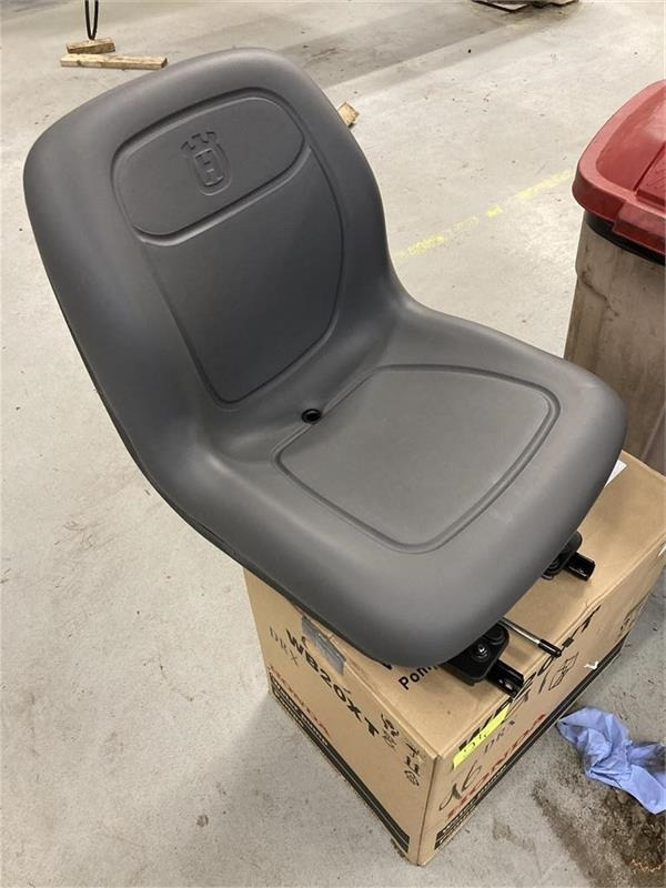 Husqvarna P524X Efi Sæde - Fabriksnyt 591352601 - Χλοοκοπτικό: φωτογραφία 1 Husqvarna P524X Efi Sæde - Fabriksnyt 591352601 - Χλοοκοπτικό: φωτογραφία 1