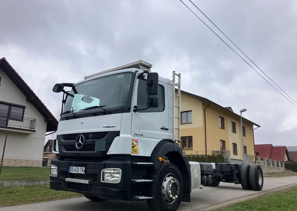 Mercedes-Benz Mercedes Axor 1829 Rama do zabudowy kiper beczka hakowiec laweta - Φορτηγό σασί: φωτογραφία 2 Mercedes-Benz Mercedes Axor 1829 Rama do zabudowy kiper beczka hakowiec laweta - Φορτηγό σασί: φωτογραφία 2