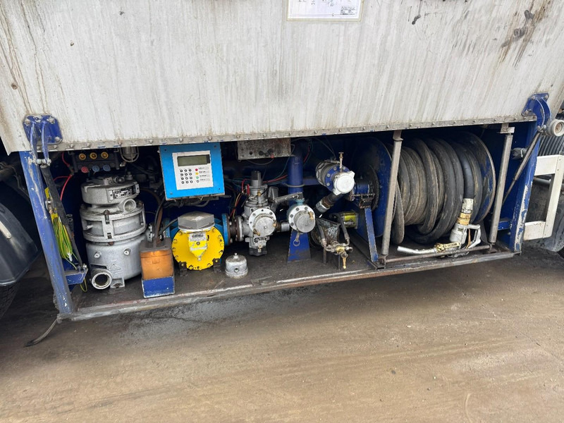 Volvo FL 6 - 220 (11000 L / 2 COMPARTMENTS / 18 TON / MANUAL GEARBOX / PERFECT) - Φορτηγό βυτιοφόρο: φωτογραφία 5 Volvo FL 6 - 220 (11000 L / 2 COMPARTMENTS / 18 TON / MANUAL GEARBOX / PERFECT) - Φορτηγό βυτιοφόρο: φωτογραφία 5