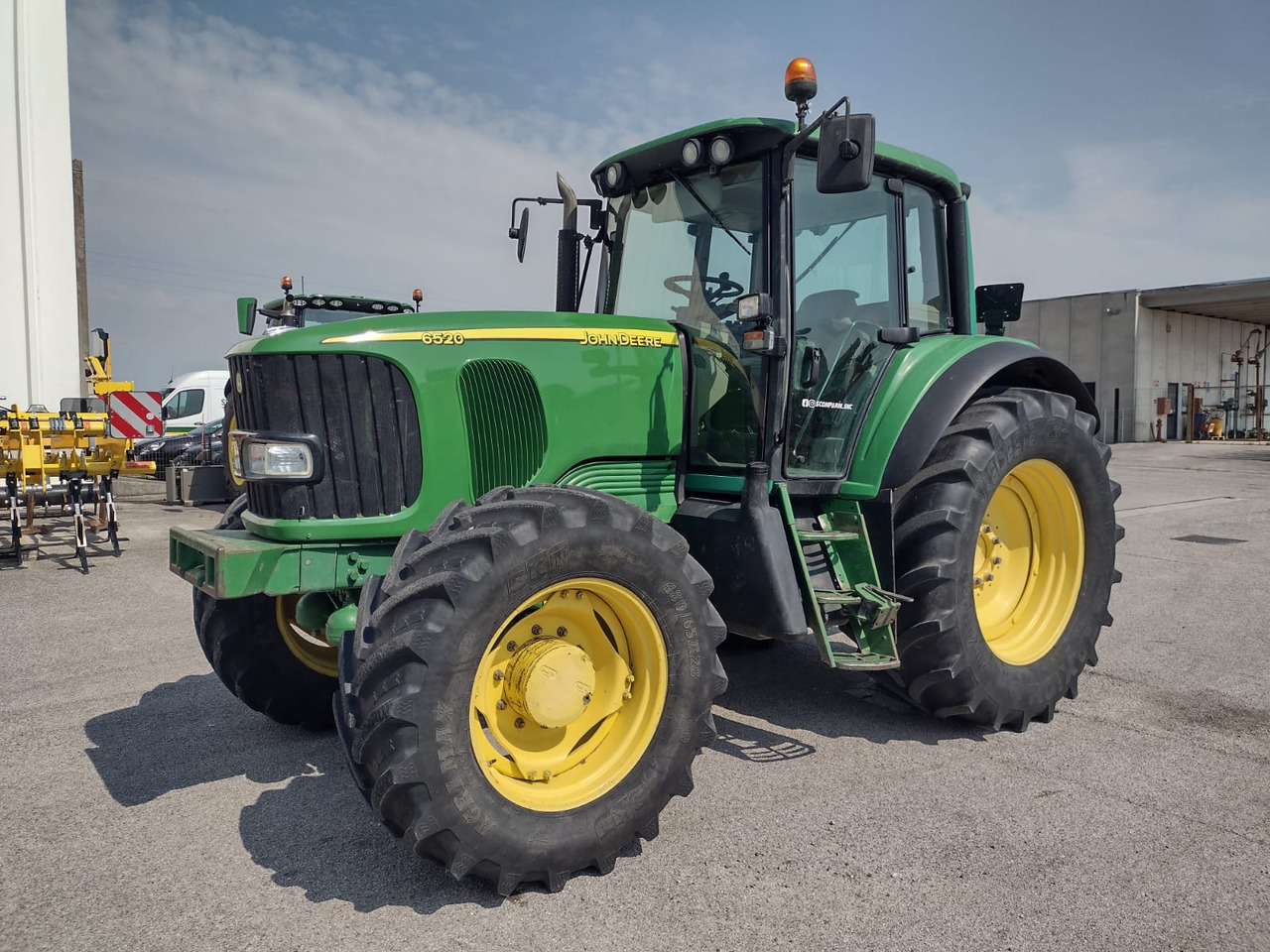JOHN DEERE 6520 PREMIUM - Τρακτέρ: φωτογραφία 1 JOHN DEERE 6520 PREMIUM - Τρακτέρ: φωτογραφία 1
