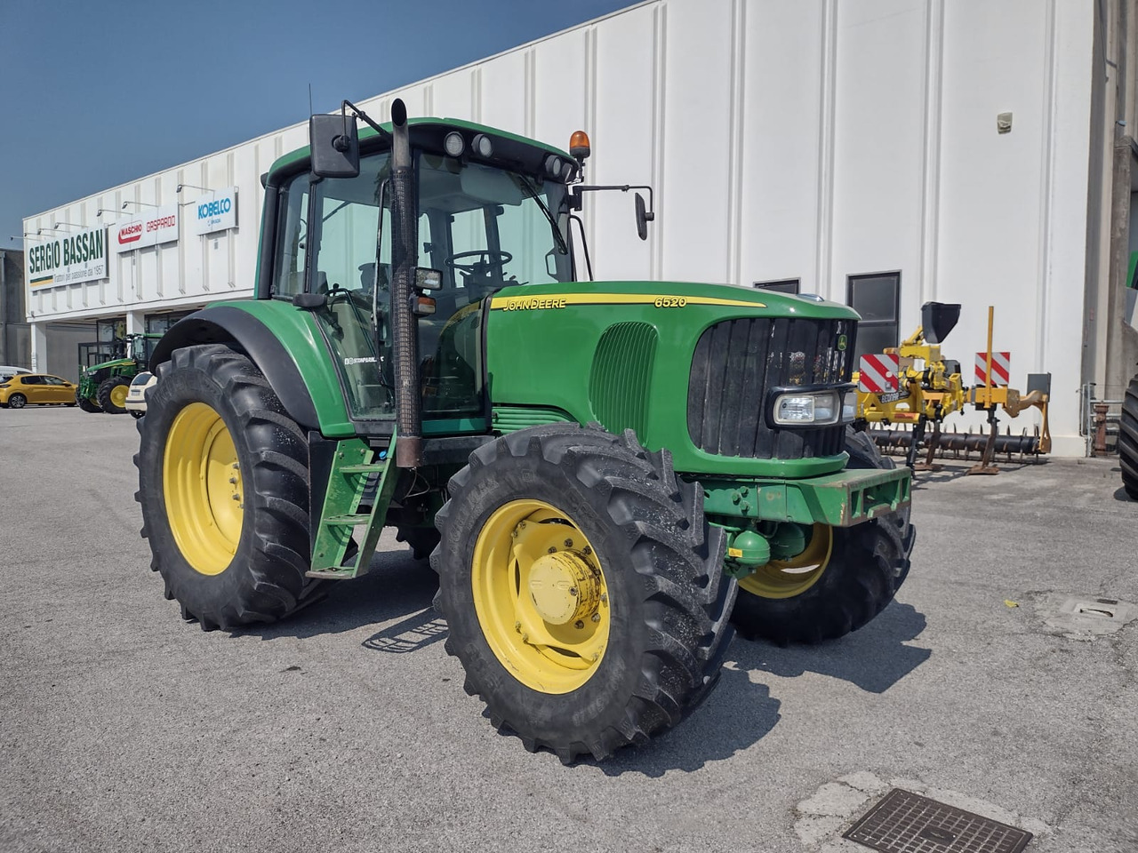 JOHN DEERE 6520 PREMIUM - Τρακτέρ: φωτογραφία 3 JOHN DEERE 6520 PREMIUM - Τρακτέρ: φωτογραφία 3