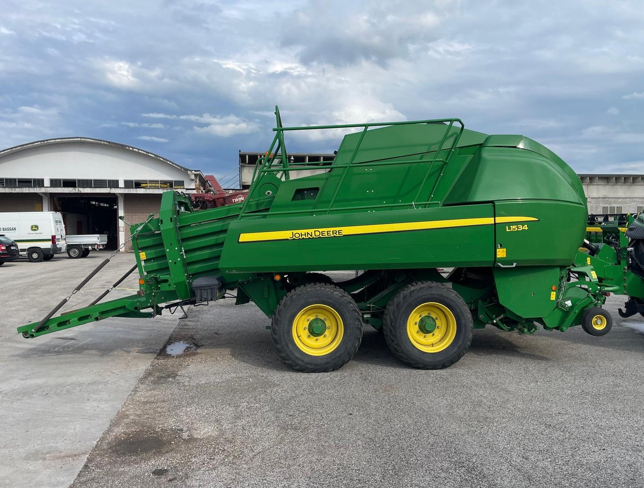 JOHN DEERE PRESSA L1534 - Χορτοδετική μηχανή τετράγωνες μπάλες: φωτογραφία 2 JOHN DEERE PRESSA L1534 - Χορτοδετική μηχανή τετράγωνες μπάλες: φωτογραφία 2