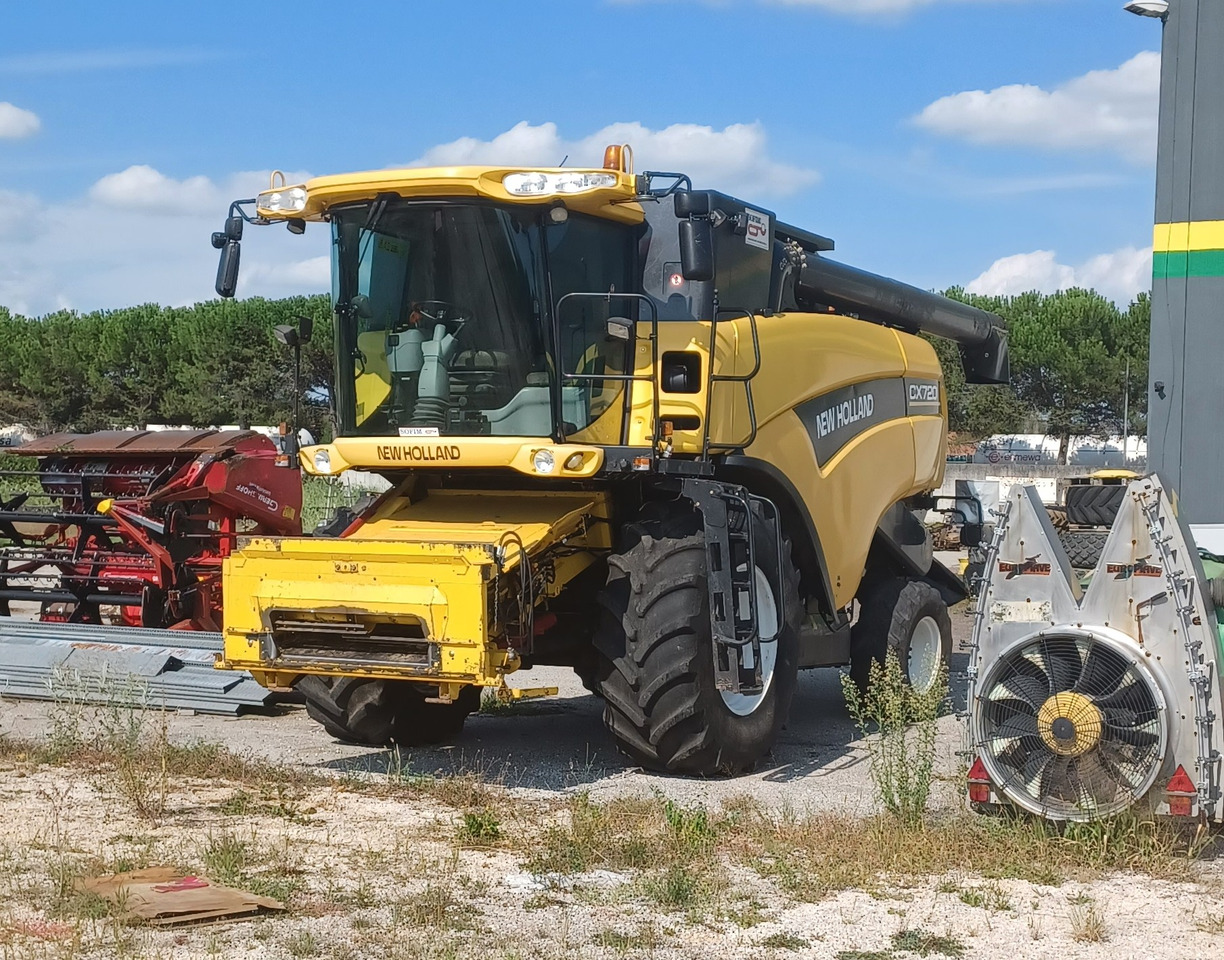 NEW HOLLAND MIETITREBBIA CX 720 - Θεριζοαλωνιστική μηχανή: φωτογραφία 2 NEW HOLLAND MIETITREBBIA CX 720 - Θεριζοαλωνιστική μηχανή: φωτογραφία 2