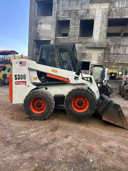 Second Hand BOBCAT S300 Skid-steer Loader with Very Good Performance Is for Sale at a Low Price - Φορτωτής πλάγιας ολίσθησης: φωτογραφία 2 Second Hand BOBCAT S300 Skid-steer Loader with Very Good Performance Is for Sale at a Low Price - Φορτωτής πλάγιας ολίσθησης: φωτογραφία 2