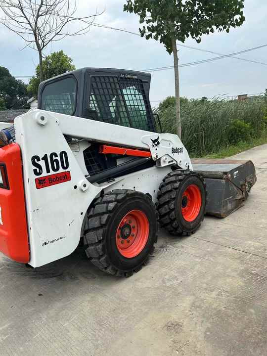 USED BOBCAT S160 Skid-steer Loader Bobcat S160 Carry Sweeper with Very Good Performance Is for Sale at a Low Price. - Φορτωτής πλάγιας ολίσθησης: φωτογραφία 3 USED BOBCAT S160 Skid-steer Loader Bobcat S160 Carry Sweeper with Very Good Performance Is for Sale at a Low Price. - Φορτωτής πλάγιας ολίσθησης: φωτογραφία 3