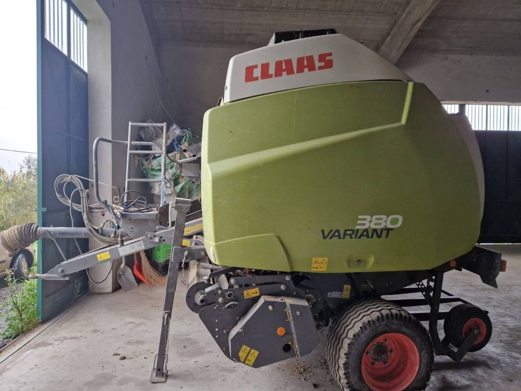 Claas VARIANT 380 PRO RF - Χορτοδετική μηχανή στρόγγυλης μπάλας: φωτογραφία 1 Claas VARIANT 380 PRO RF - Χορτοδετική μηχανή στρόγγυλης μπάλας: φωτογραφία 1