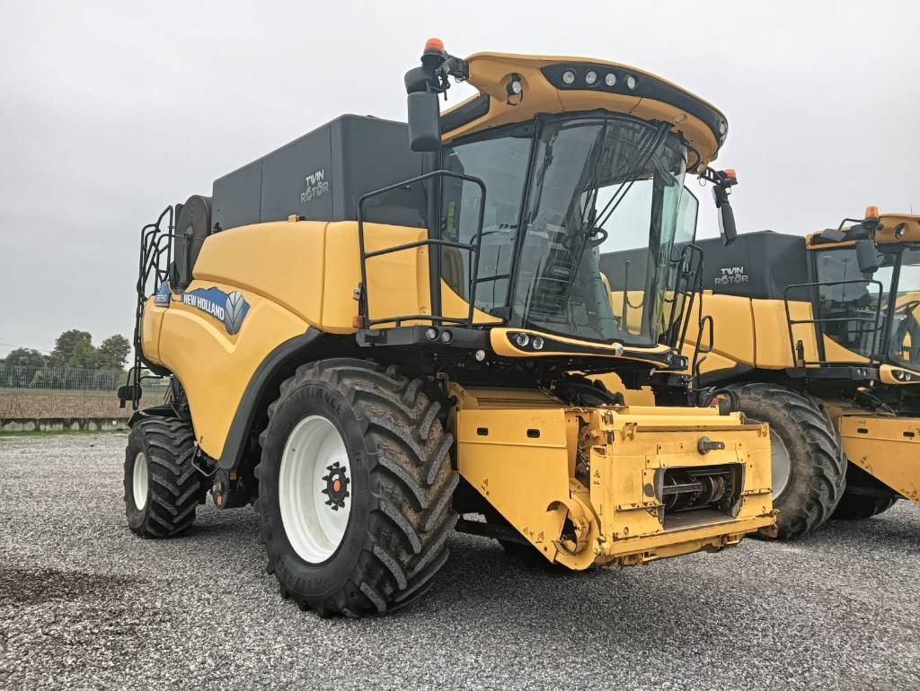 New Holland CR 7.90 - Θεριζοαλωνιστική μηχανή: φωτογραφία 1 New Holland CR 7.90 - Θεριζοαλωνιστική μηχανή: φωτογραφία 1