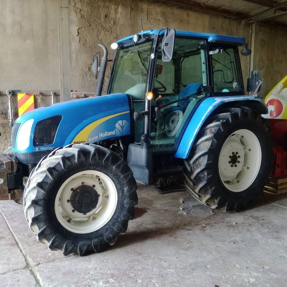 New Holland T 5050 - Τρακτέρ: φωτογραφία 1 New Holland T 5050 - Τρακτέρ: φωτογραφία 1