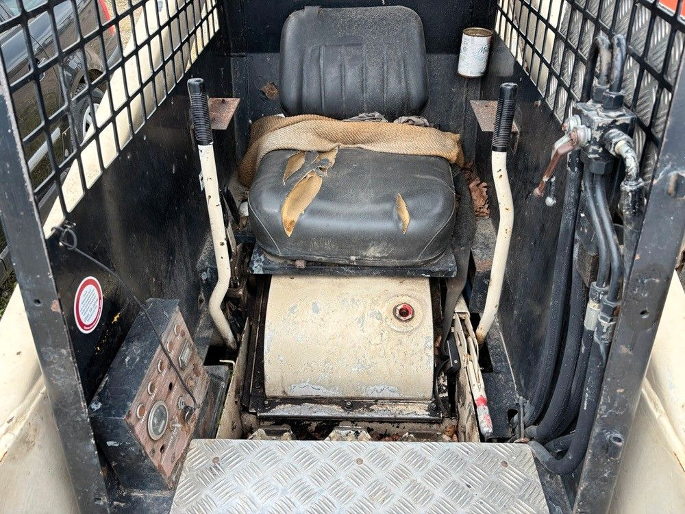 Bobcat 825 - Ελαστιχοφόρος φορτωτής: φωτογραφία 4 Bobcat 825 - Ελαστιχοφόρος φορτωτής: φωτογραφία 4