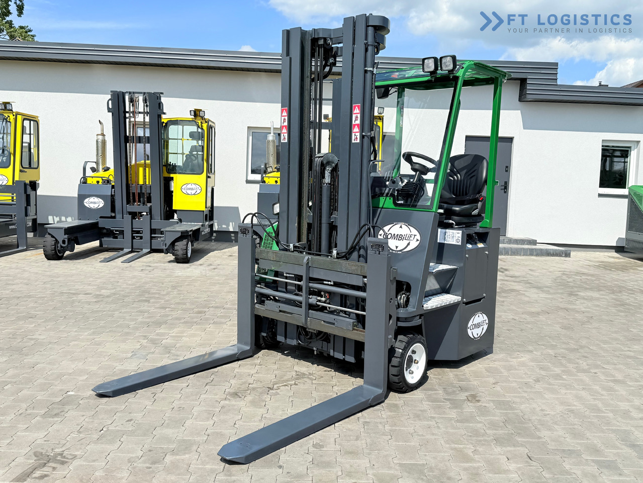 COMBILIFT CB2500 / DIESEL / EXTENDABLE FORKS / TRIPLEX / 5500MM / FREE LIFT / SIDE SHIFT / FORK POSITIONER / LIKE NEW - 4-κίνητα ανυψωτικό στενών δρόμων: φωτογραφία 2 COMBILIFT CB2500 / DIESEL / EXTENDABLE FORKS / TRIPLEX / 5500MM / FREE LIFT / SIDE SHIFT / FORK POSITIONER / LIKE NEW - 4-κίνητα ανυψωτικό στενών δρόμων: φωτογραφία 2