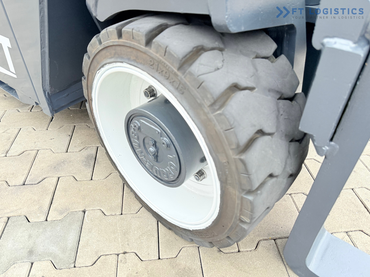COMBILIFT Combilift CBE4000 / TRIPLEX 5200MM / ELECTRIC / FREE LIFT / FORK POSITIONER / SIDESHIFT / LIKE NEW - 4-κίνητα ανυψωτικό στενών δρόμων: φωτογραφία 5 COMBILIFT Combilift CBE4000 / TRIPLEX 5200MM / ELECTRIC / FREE LIFT / FORK POSITIONER / SIDESHIFT / LIKE NEW - 4-κίνητα ανυψωτικό στενών δρόμων: φωτογραφία 5
