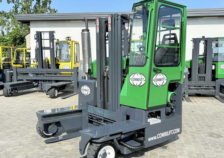 Combilift C2500 / LPG / TRIPLEX 4900 mm / Free Lift / Only 2,446 Operating Hours / Fork Positioner / Full Cabin / Excellent Condition. Wide range of multidirectional and sideloader forklifts available - 4-κίνητα ανυψωτικό στενών δρόμων: φωτογραφία 2 Combilift C2500 / LPG / TRIPLEX 4900 mm / Free Lift / Only 2,446 Operating Hours / Fork Positioner / Full Cabin / Excellent Condition. Wide range of multidirectional and sideloader forklifts available - 4-κίνητα ανυψωτικό στενών δρόμων: φωτογραφία 2