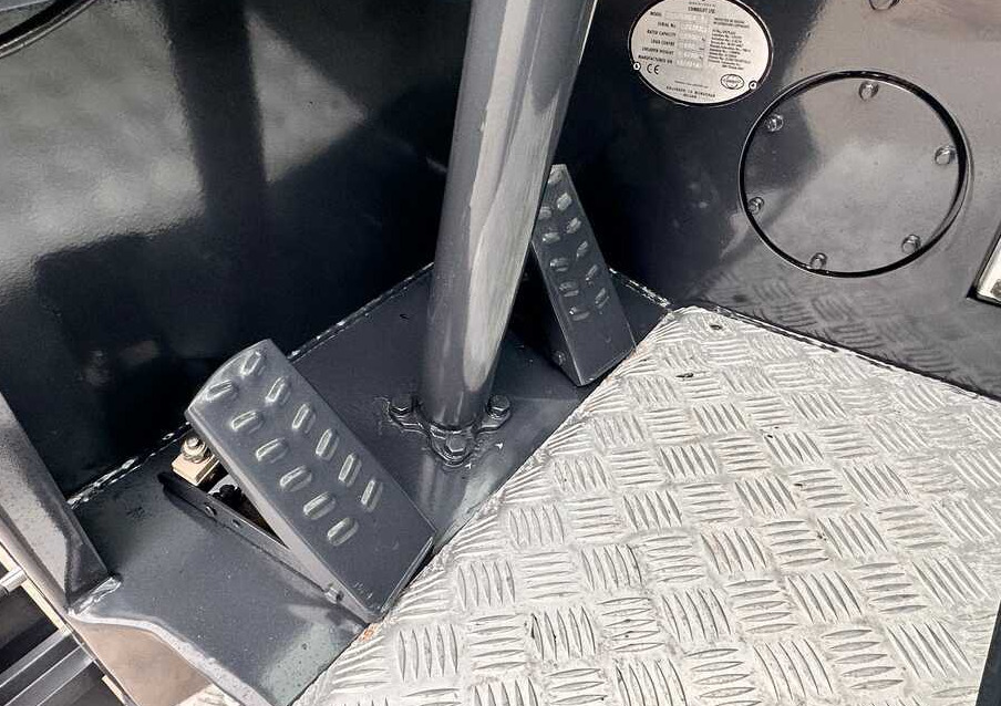 Combilift C2500CB / TRIPLEX / DIESEL / 4900MM / FREE LIFT / POSITIONER 1720MM / LIKE NEW - 4-κίνητα ανυψωτικό στενών δρόμων: φωτογραφία 5 Combilift C2500CB / TRIPLEX / DIESEL / 4900MM / FREE LIFT / POSITIONER 1720MM / LIKE NEW - 4-κίνητα ανυψωτικό στενών δρόμων: φωτογραφία 5