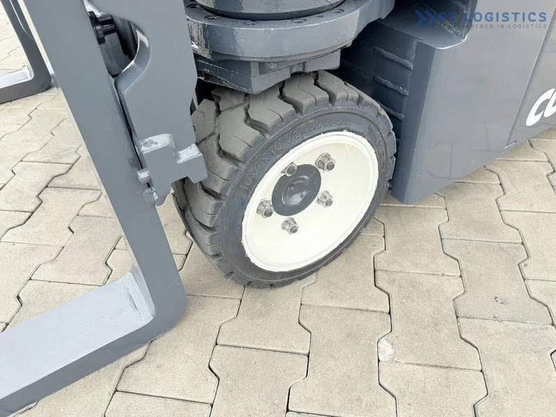 Combilift Combilift CBE2500 / TRIPLEX / 5500MM / FREE LIFT / ELECTRIC DRIVE / ONLY 2300 MTH / FORK POSITIONER / SIDE SHIFT / NEW TYRES / L - 4-κίνητα ανυψωτικό στενών δρόμων: φωτογραφία 4 Combilift Combilift CBE2500 / TRIPLEX / 5500MM / FREE LIFT / ELECTRIC DRIVE / ONLY 2300 MTH / FORK POSITIONER / SIDE SHIFT / NEW TYRES / L - 4-κίνητα ανυψωτικό στενών δρόμων: φωτογραφία 4