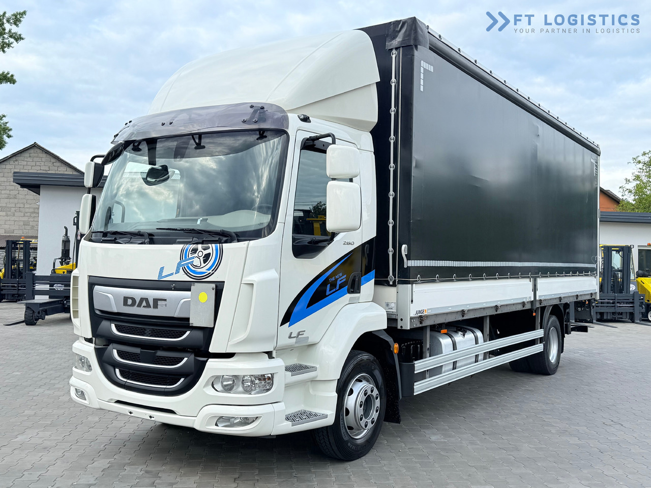 DAF LF 260 FA / AUTOMATIC / 9,255 kg PAYLOAD / 4x2 / 18 PALLETS / TAIL LIFT / SIDE BOARDS / EXCELLENT CONDITION! - Φορτηγό μουσαμάς: φωτογραφία 2 DAF LF 260 FA / AUTOMATIC / 9,255 kg PAYLOAD / 4x2 / 18 PALLETS / TAIL LIFT / SIDE BOARDS / EXCELLENT CONDITION! - Φορτηγό μουσαμάς: φωτογραφία 2