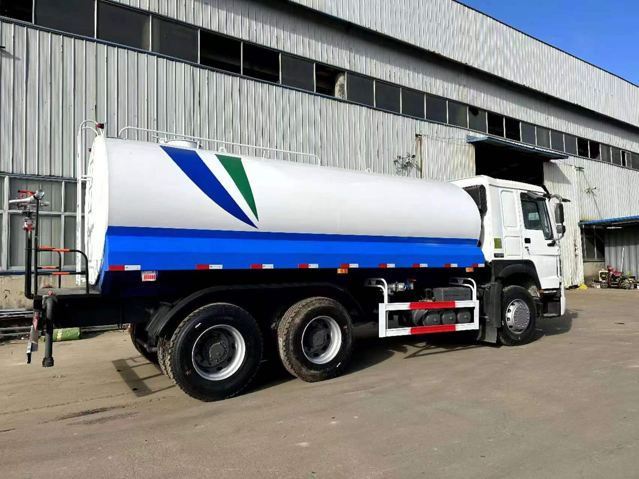 SINOTRUK 20  cubic  meters  tanker - Φορτηγό βυτιοφόρο: φωτογραφία 5 SINOTRUK 20  cubic  meters  tanker - Φορτηγό βυτιοφόρο: φωτογραφία 5