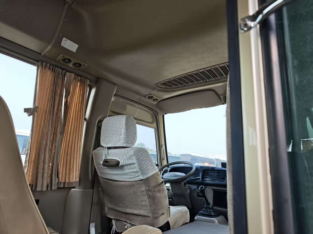 TOYOTA COASTER 23 seats - Πούλμαν: φωτογραφία 4 TOYOTA COASTER 23 seats - Πούλμαν: φωτογραφία 4