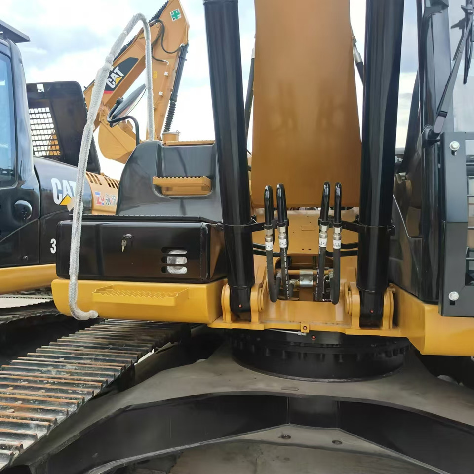 Used high quality excavator CAT 323D2L Made in Japan - Ερπυστριοφόρος εκσκαφέας: φωτογραφία 3 Used high quality excavator CAT 323D2L Made in Japan - Ερπυστριοφόρος εκσκαφέας: φωτογραφία 3