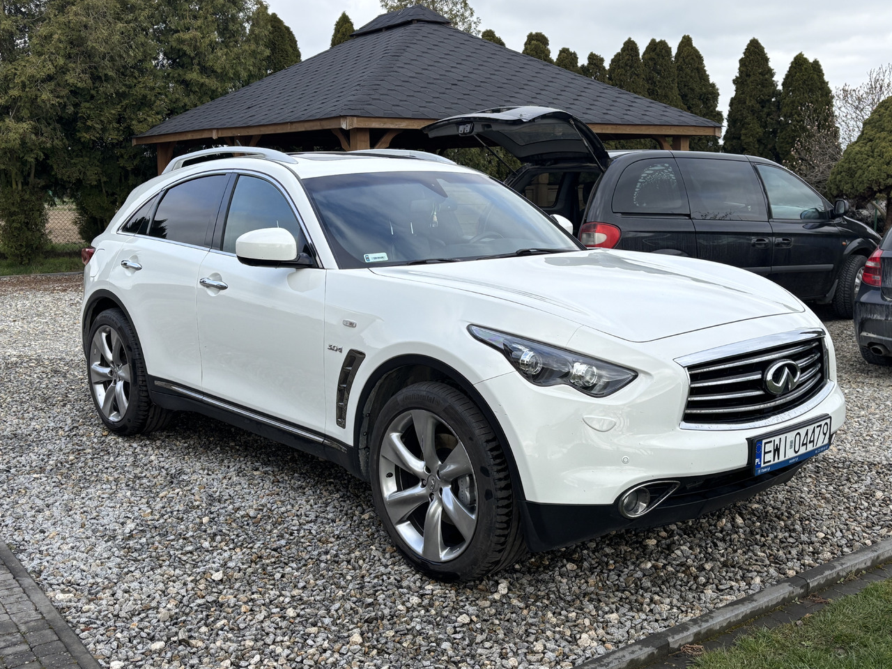 Infiniti QX70 FX30 Diesel V6 Euro6 - SUV: φωτογραφία 3 Infiniti QX70 FX30 Diesel V6 Euro6 - SUV: φωτογραφία 3
