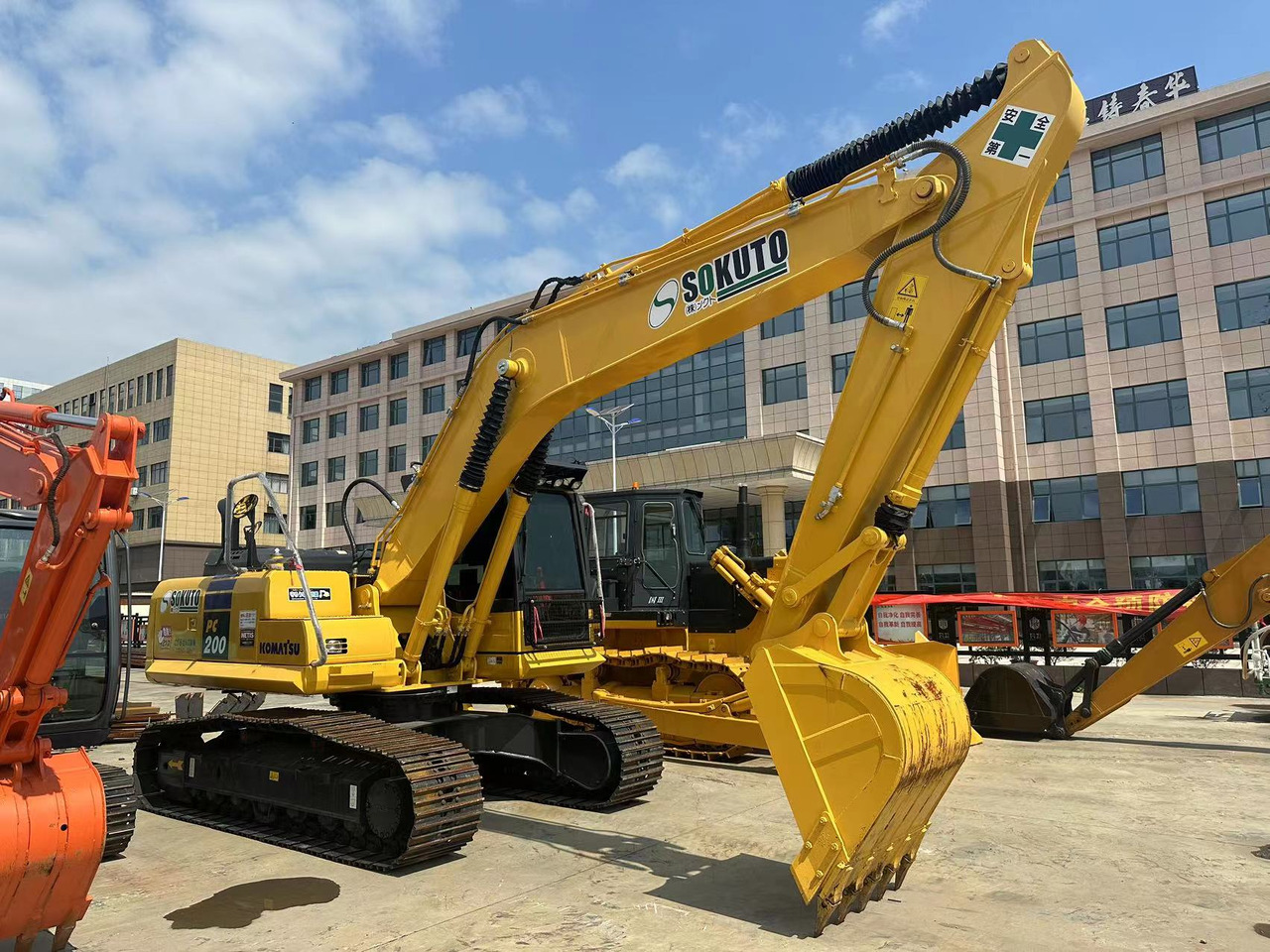 KOMATSU PC200-8N1 - Ερπυστριοφόρος εκσκαφέας: φωτογραφία 2 KOMATSU PC200-8N1 - Ερπυστριοφόρος εκσκαφέας: φωτογραφία 2