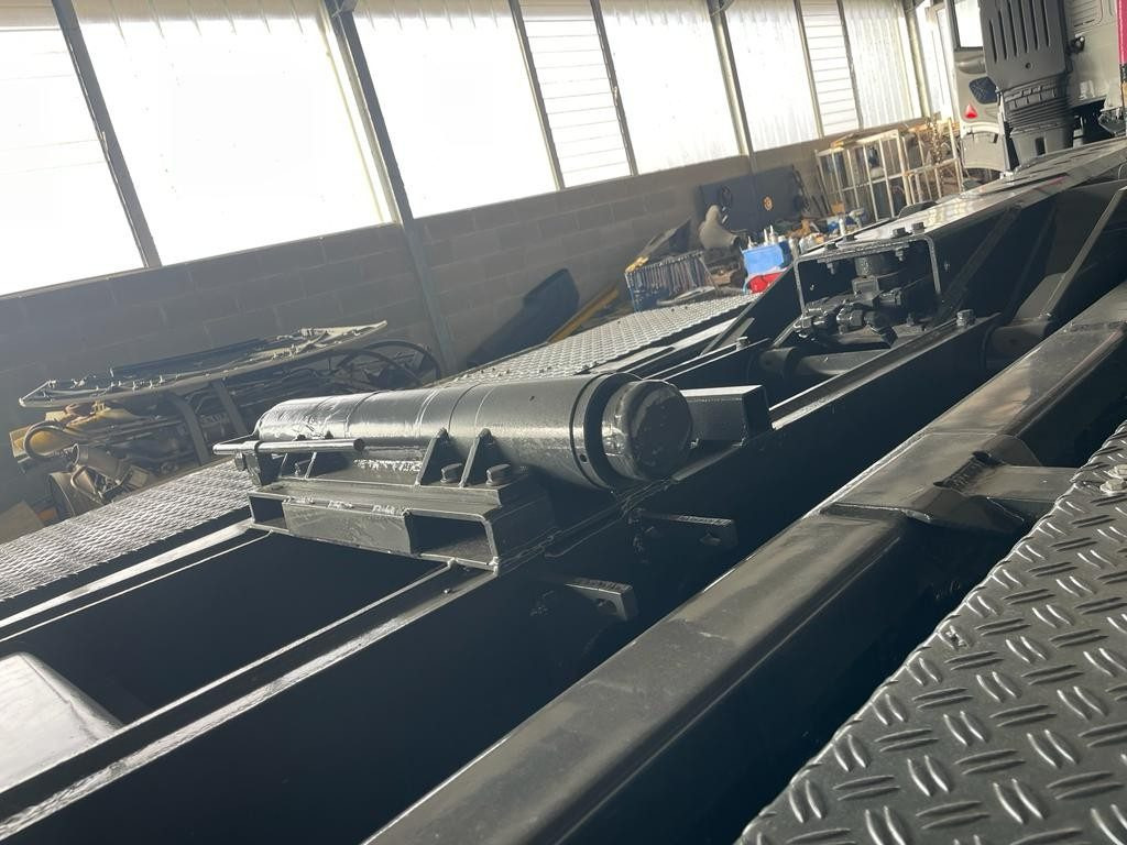 BLOCCAGGIO POSTERIORE INTERNO CON 2 PISTONI - Αμάξωμα και εξωτερικό για Φορτηγό: φωτογραφία 1 BLOCCAGGIO POSTERIORE INTERNO CON 2 PISTONI - Αμάξωμα και εξωτερικό για Φορτηγό: φωτογραφία 1