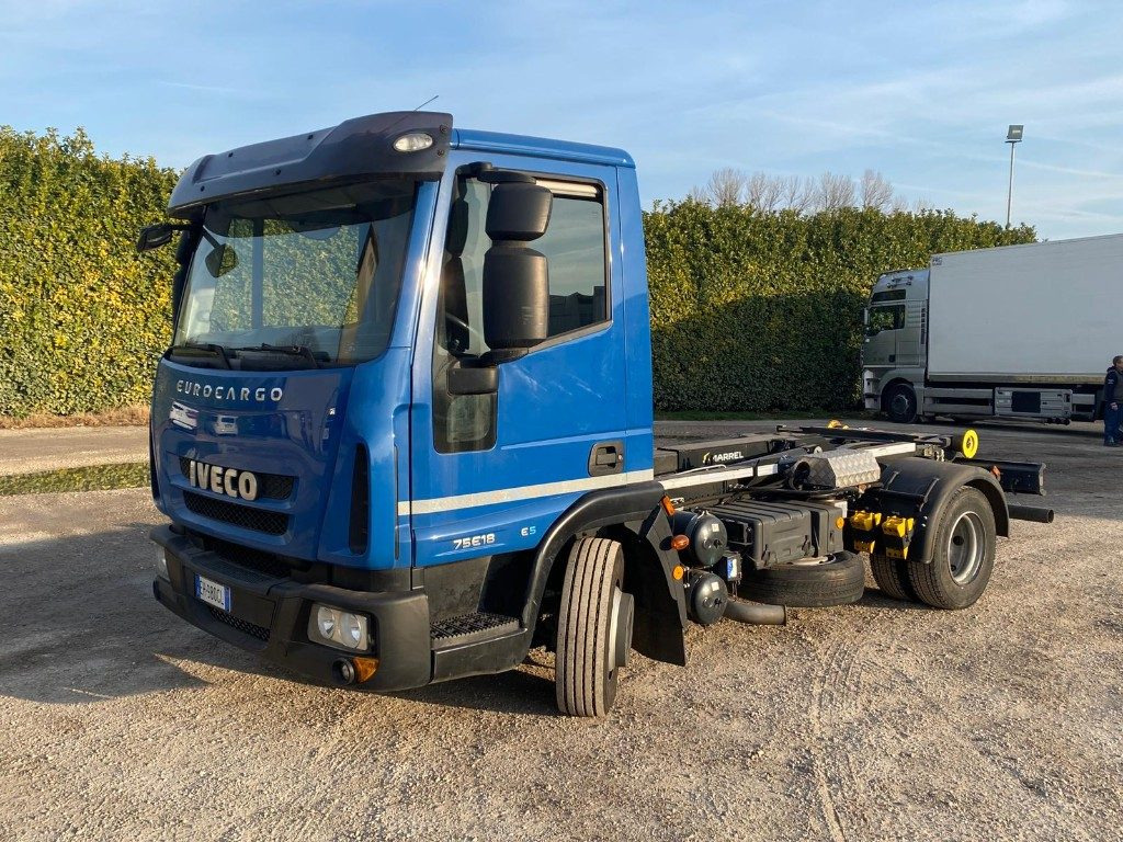 IVECO EUROCARGO 75E18 SCARRABILE - Φορτηγό φόρτωσης γάντζου: φωτογραφία 1 IVECO EUROCARGO 75E18 SCARRABILE - Φορτηγό φόρτωσης γάντζου: φωτογραφία 1