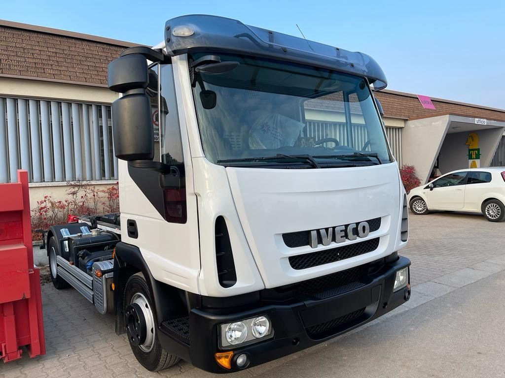 IVECO EUROCARGO 80 E18 CON IMPIANTO SCARRABILE NUO - Φορτηγό φόρτωσης γάντζου: φωτογραφία 2 IVECO EUROCARGO 80 E18 CON IMPIANTO SCARRABILE NUO - Φορτηγό φόρτωσης γάντζου: φωτογραφία 2