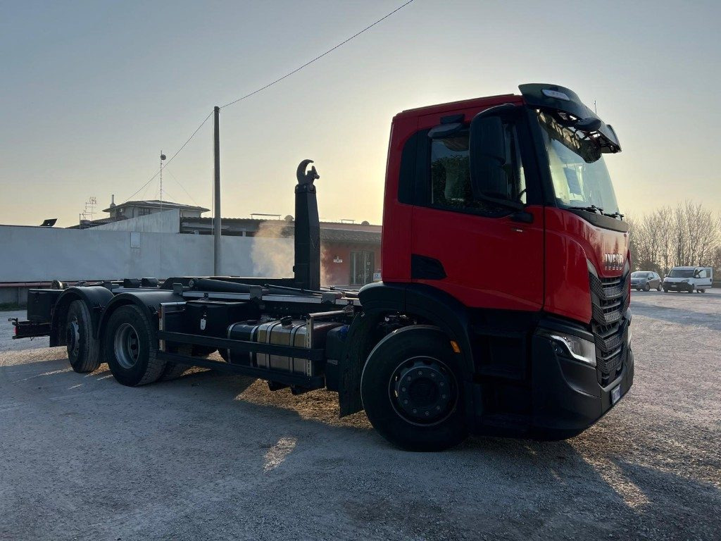 Καινούριο Φορτηγό φόρτωσης γάντζου IVECO X-WAY AD260 NUOVO TARGATO SCARRABILE: φωτογραφία 6