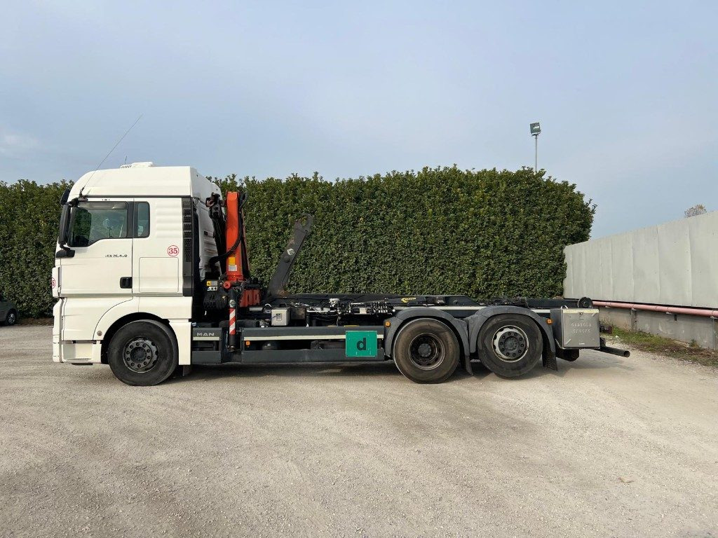 MAN TGX 26.480 SCARRABILE CON GRU DIETRO CABINA - Φορτηγό φόρτωσης γάντζου: φωτογραφία 3 MAN TGX 26.480 SCARRABILE CON GRU DIETRO CABINA - Φορτηγό φόρτωσης γάντζου: φωτογραφία 3