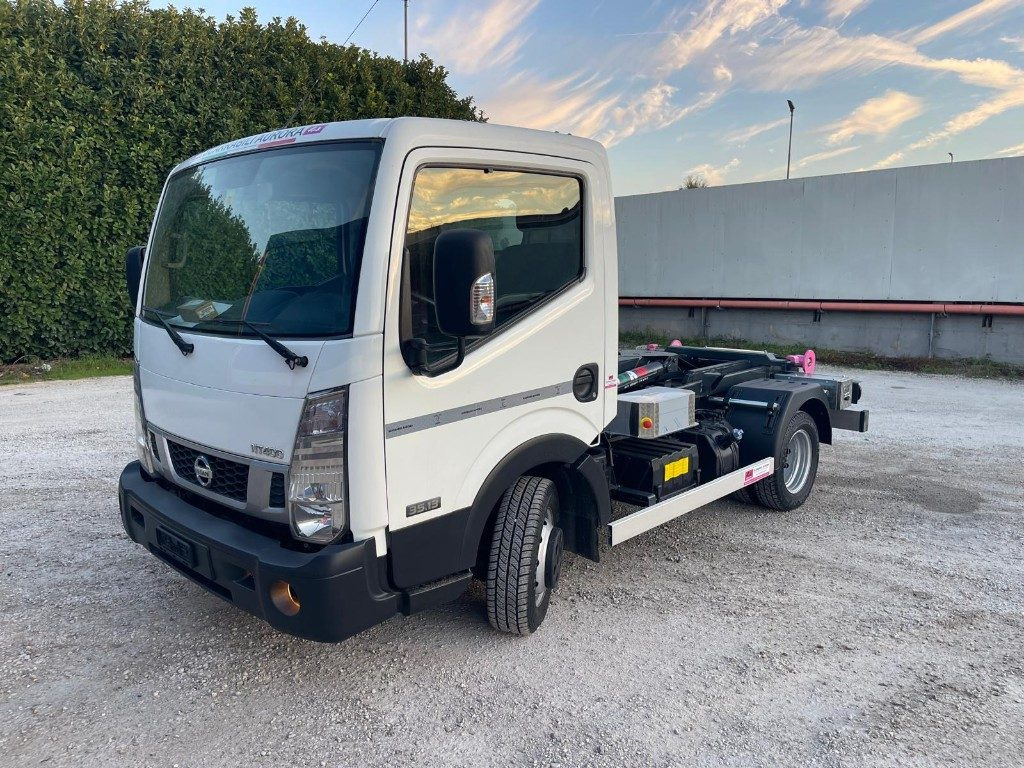 NISSAN NT400 SCARRABILE PATENTE B - Φορτηγό φόρτωσης γάντζου: φωτογραφία 1 NISSAN NT400 SCARRABILE PATENTE B - Φορτηγό φόρτωσης γάντζου: φωτογραφία 1