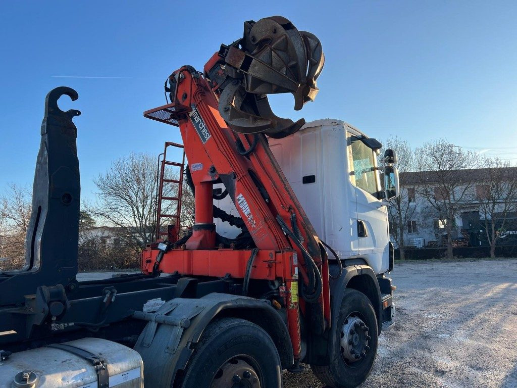 SCANIA CV R124 SCARRABILE CON GRU E POLIPO - Φορτηγό φόρτωσης γάντζου: φωτογραφία 5 SCANIA CV R124 SCARRABILE CON GRU E POLIPO - Φορτηγό φόρτωσης γάντζου: φωτογραφία 5